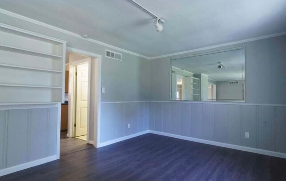 Building Photo - 2802 Tryon Rd