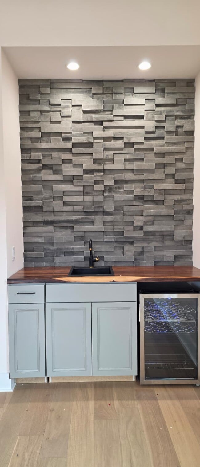 Building Photo - 111 Twin Oak Dr