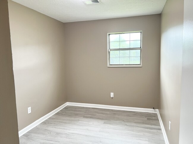 Building Photo - 1420 Kingswood Way