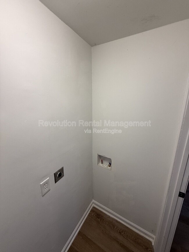 Building Photo - 2011 W Starmount Way