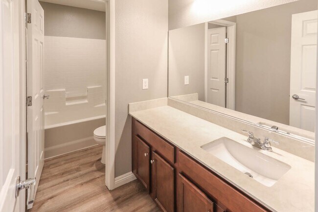 Building Photo - Beautiful 3 Bedroom Townhome With Stunning Mountain Views