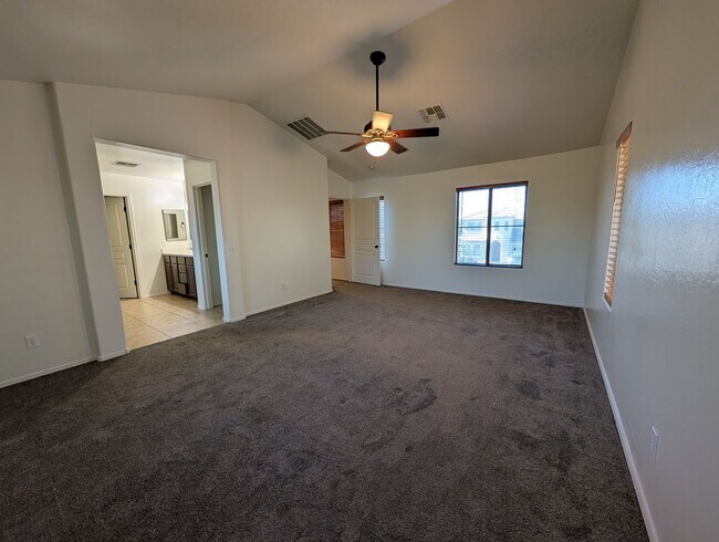 Building Photo - Community pool *Covered back patio with ex...