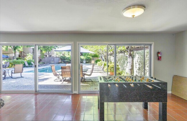 Building Photo - 280 Easy St