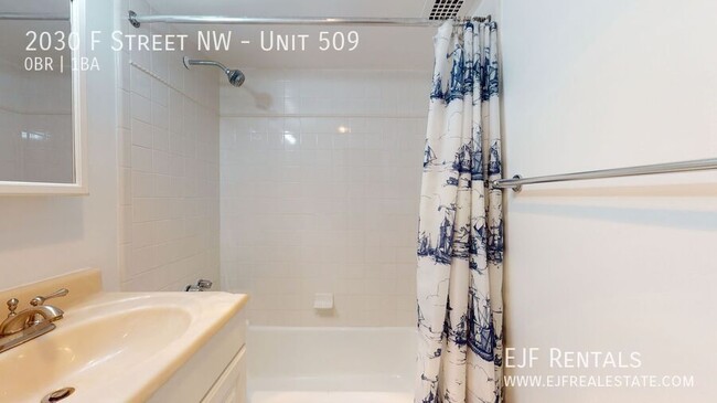 Building Photo - Bright, efficiency w Full Kitchen, Pool, 2...