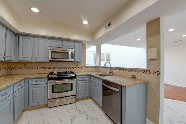 Building Photo - 816 Topsail Ln