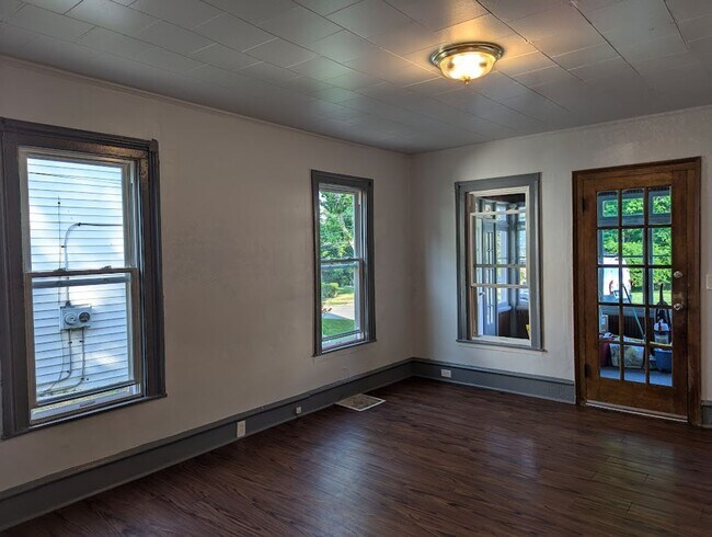 Building Photo - 695/697 Highland Ave