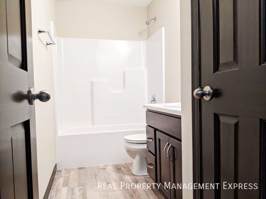 Building Photo - 3 Bedroom 2.5 Bathroom Single Family Townhome