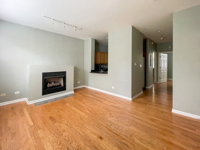 Building Photo - 757 W Evergreen Ave