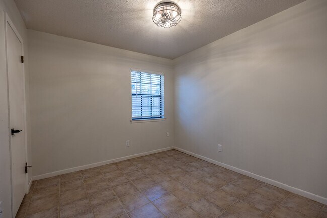 Building Photo - Newly Remodeled Fairhope Cottage Near Downtown!