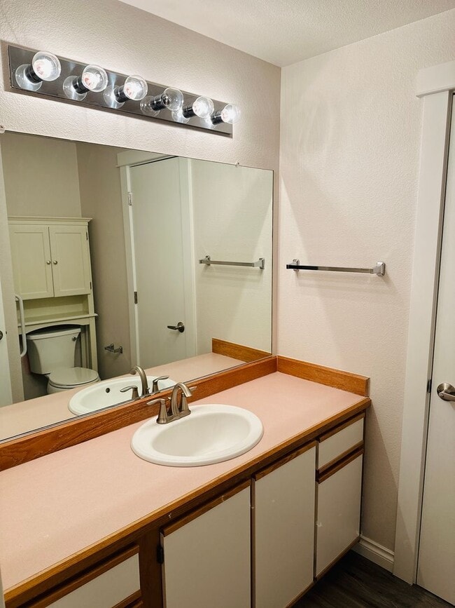 Building Photo - Charming Updated & Spacious Condo in a Peaceful Setting