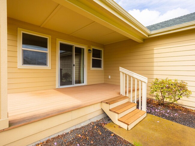 Building Photo - Charming River District Rancher | Double Vanity Suite | Walk to Orchard Park