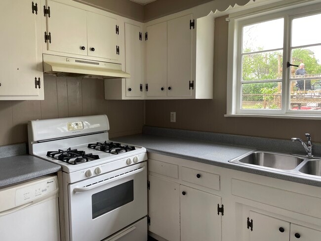 Building Photo - 11 Strabane Ave