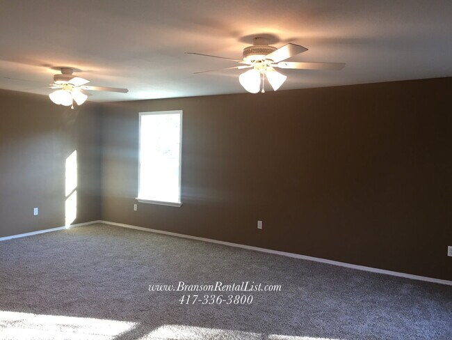 Building Photo - Large 5 Bedroom with lawn care and a commu...