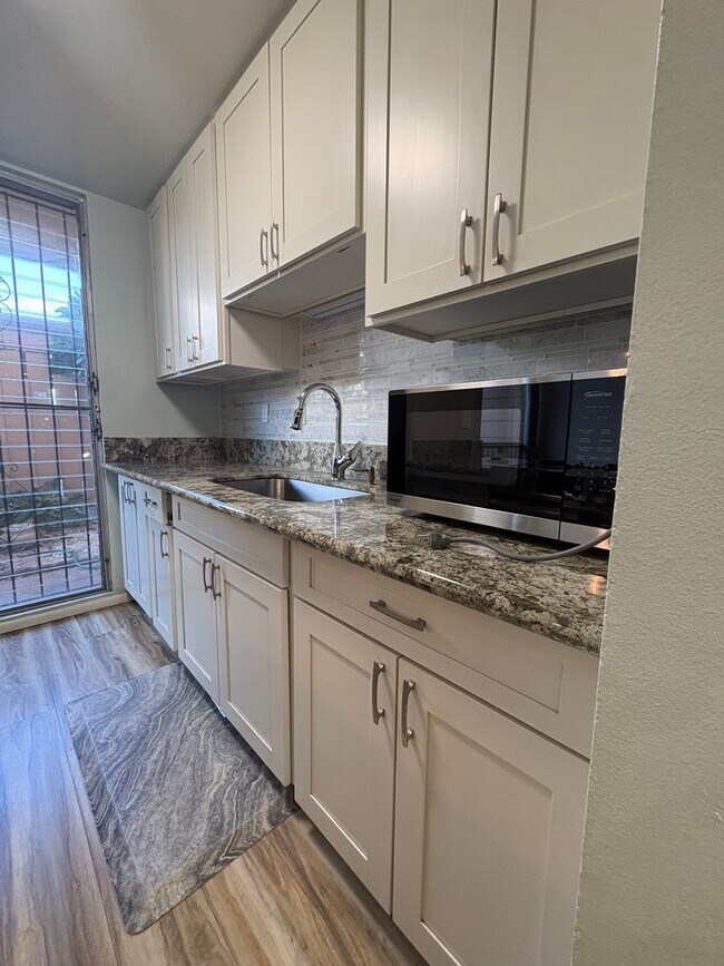 Building Photo - Partly Furnished 3-Bedroom, 2.5 Bath Townhouse at Kaholo Hale.  Pets Okay!