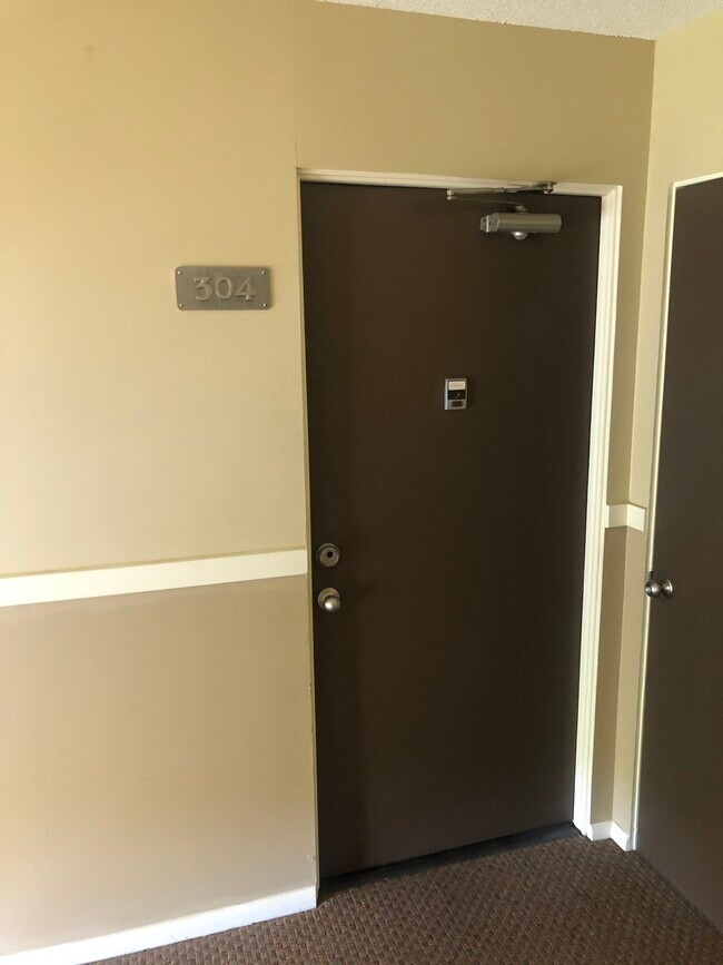 Building Photo - 2730 Rosalyn Ct