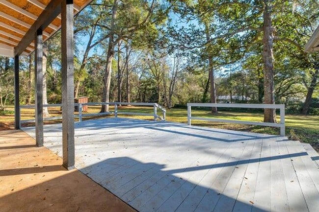 Building Photo - Chaires  Country living Home