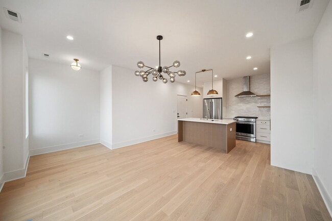 Building Photo - 1635 W 21st Pl