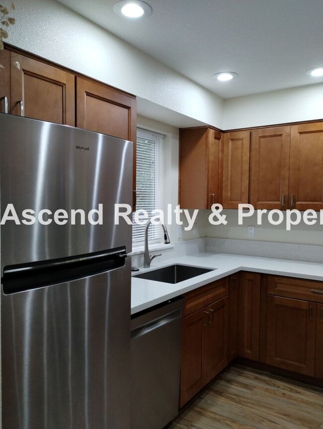 Building Photo - Price Reduced! Beautifully Updated 2 Level...
