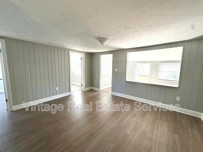 Building Photo - 4611 N Hubert Ave