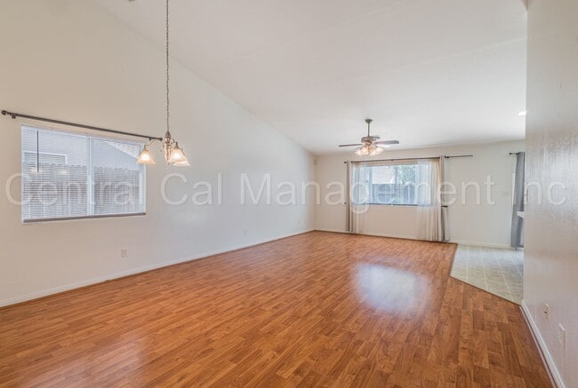 Building Photo - 4 Bedroom/2 Bath Home in Desired Southwest...