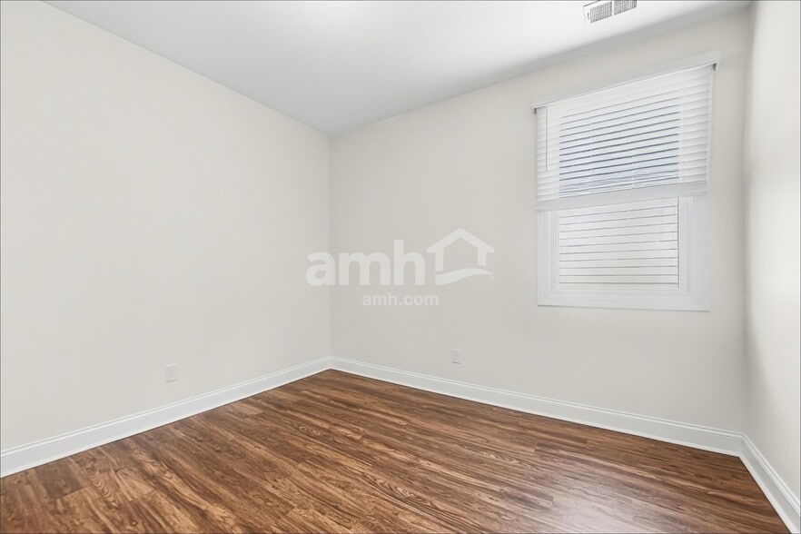 Building Photo - 118 Thatchet Dr
