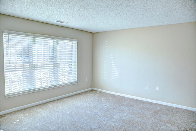 Building Photo - Two bedroom 2 bath apartment available for...