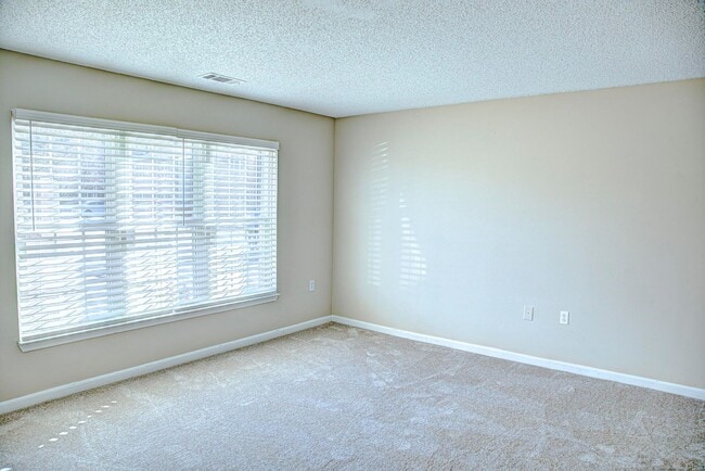 Building Photo - Two bedroom 2 bath apartment available