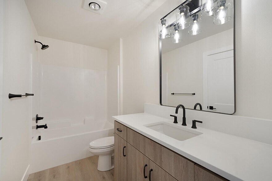 Building Photo - Modern University Park apartment by UP & Cathedral Park