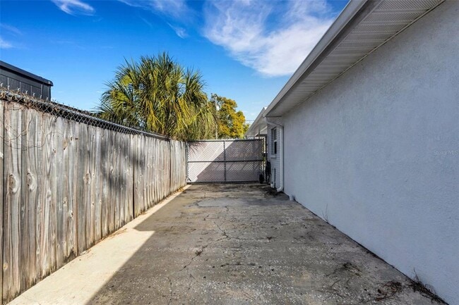 Building Photo - 2914 W Lake Ave