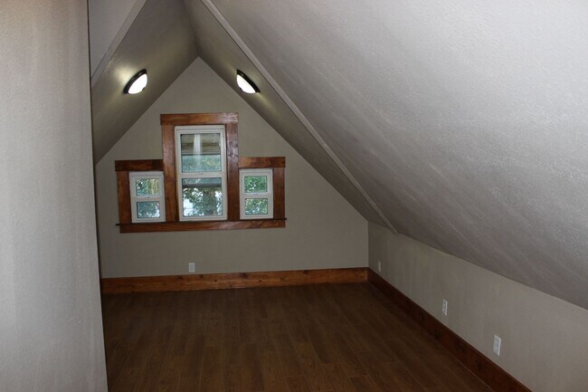 Building Photo - Large House Available for Move-In August 1st!