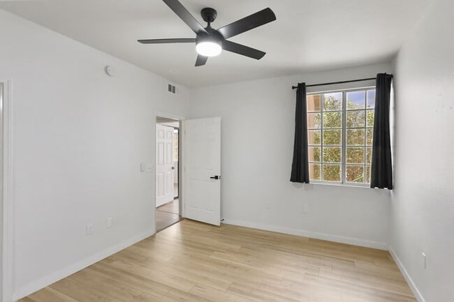 Building Photo - 3 Bed Condo In Gated West Side Community