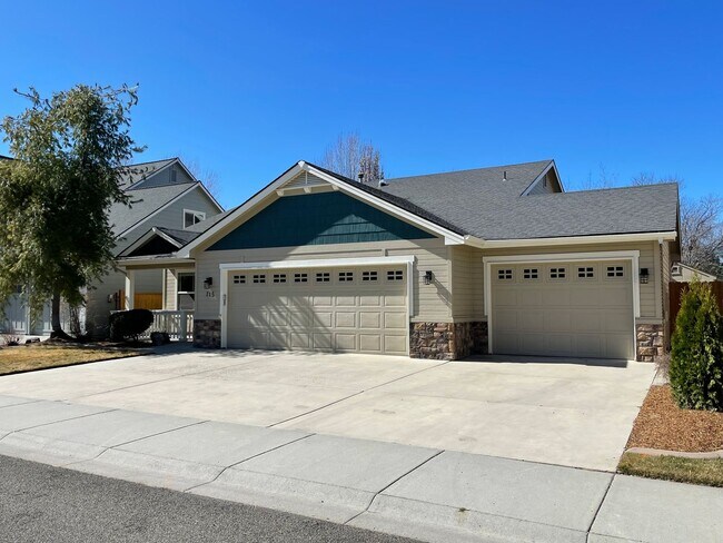 Building Photo - Beautiful 2 bed 2 bath home in the Woodbridge Subdivision.