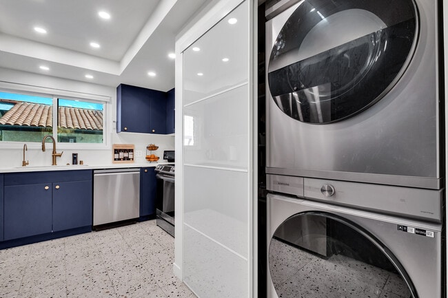 Building Photo - 745 Main St