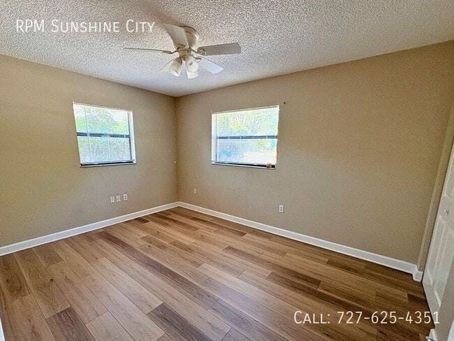 Building Photo - 427 6th Ave NE