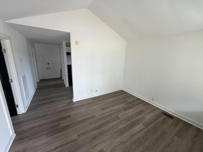 Building Photo - 749 Mt Hope St