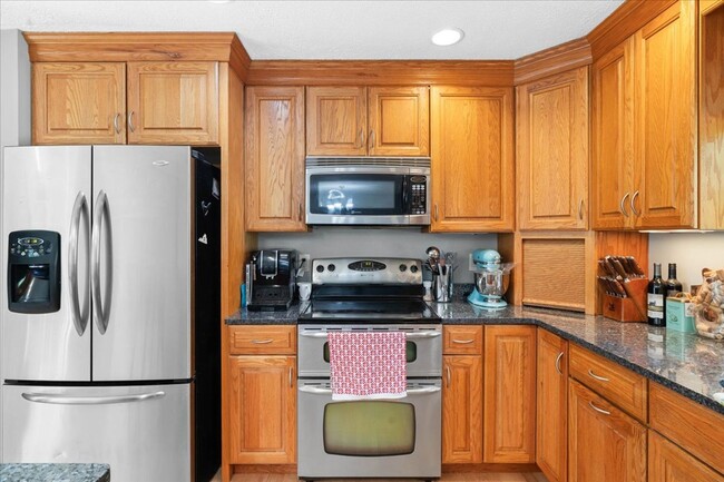 Building Photo - Spacious Home with Amazing Fenced Yard in ...