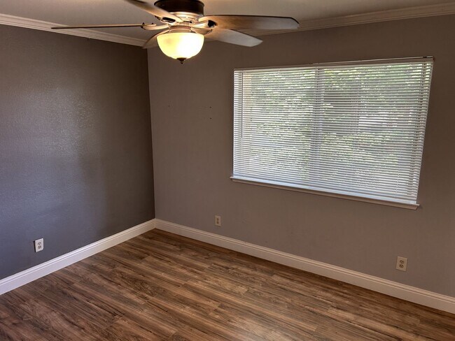 Building Photo - 2 Bedroom, 1.5 Bath 1,080 Square Foot Condo