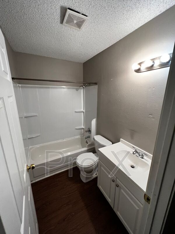 Building Photo - 1116 S Elm St