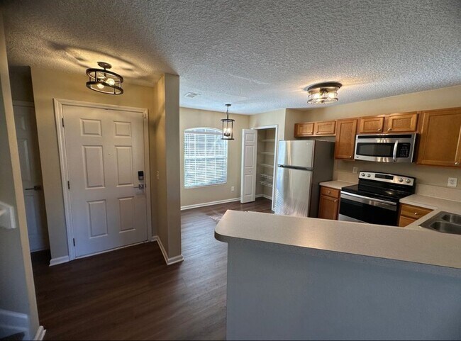 Building Photo - 1630 Vineland Cir