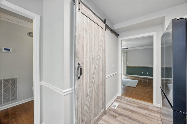 Building Photo - Beautiful 2 Bedroom 1.5 Bathroom Duplex