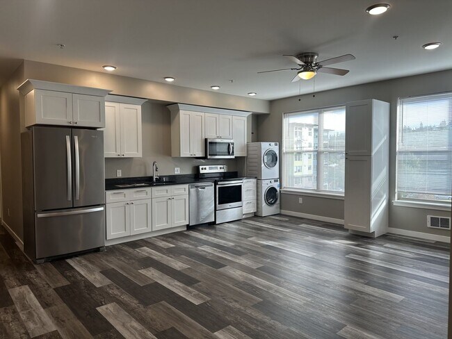 Building Photo - One Month of FREE RENT! 4 Bedroom Apartment, PRICE REDUCED!