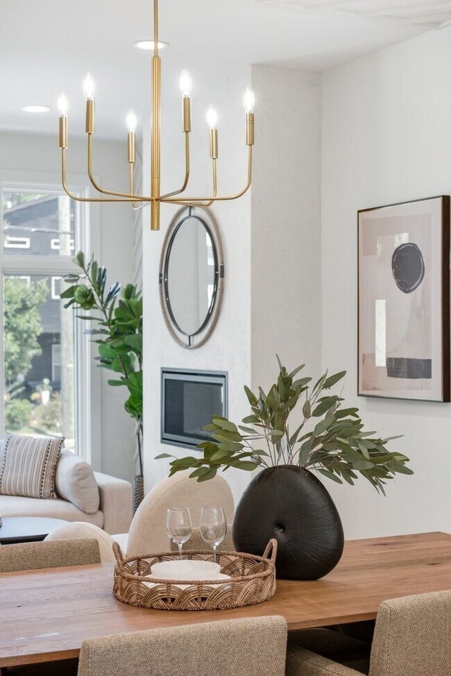 Building Photo - Stunning Salemtown Townhome!