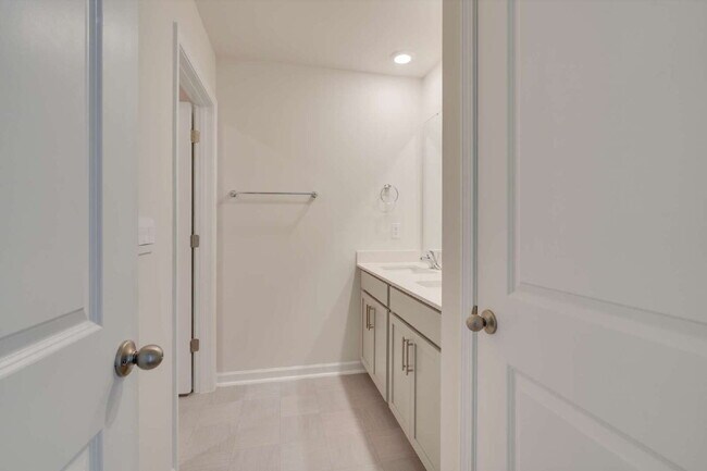 Building Photo - "Spacious 5-Bedroom Haven in Fuquay-Varina!"