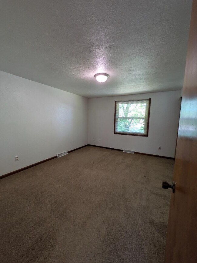 Building Photo - 5435 Glenridge Dr