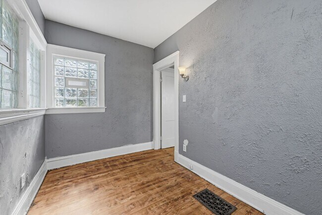 Building Photo - 11611 Fairport Ave