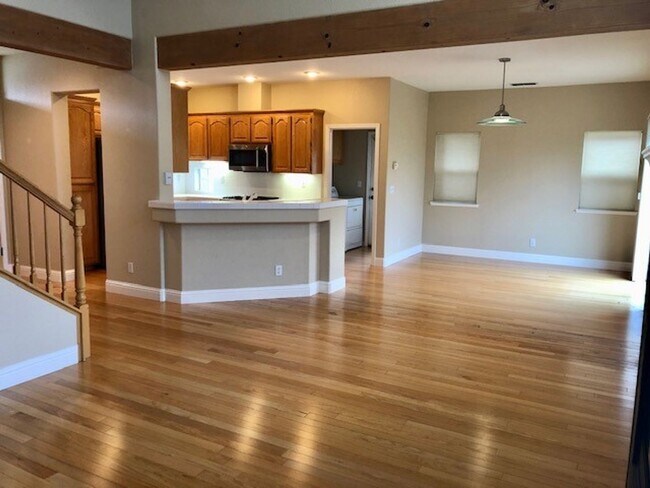Building Photo - Gorgeous 2-Story 3 Bedroom, 2.5 Bath Home with 2 Car Garage Located in Folsom is Available NOW!