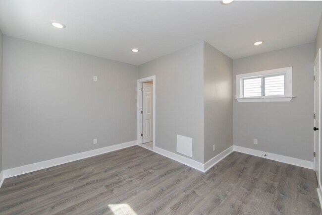 Building Photo - Beautiful Gut Renovated 2 Bed/2.5 Bath Apa...