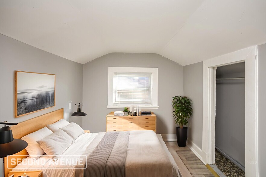 Building Photo - 1806 Sundale Ave