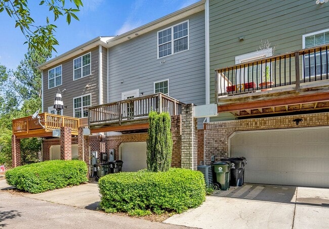 Building Photo - BEAUTIFUL TOWNHOUSE -COMMUNITY POOL-$500 OFF FIRST MONTH'S RENT!!