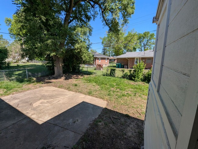 Building Photo - Updated Open-Concept with Sunroom & Finished Basement Space